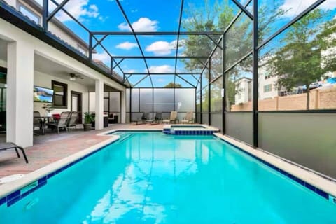 Détendez-vous dans votre oasis privée : piscine chauffée (sur demande/frais supplémentaire), spa intégré et transats confortables pour des journées et soirées inoubliables
