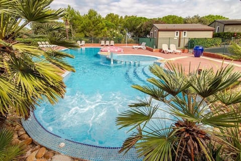 PISCINE chauffée et bain a remous