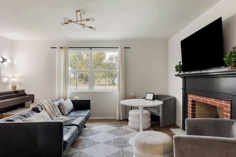 Spacious living room + TV