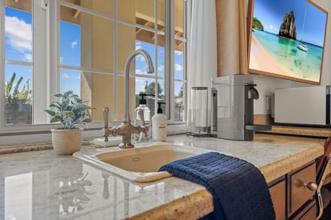 Luxury Studio, 1 King Bed, Non Smoking, Kitchenette | Private kitchen | Mini-fridge, microwave, highchair
