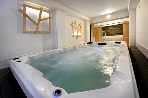 Indoor spa tub