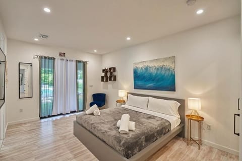 Comfort Room | Iron/ironing board (on request), WiFi (free), bed sheets