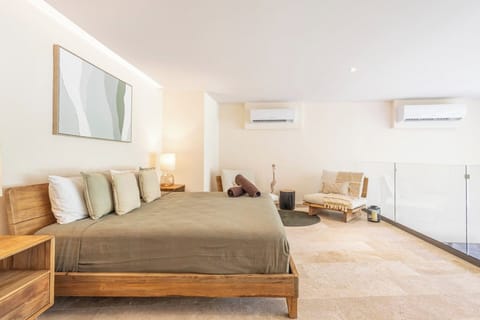 This beautiful bedroom on the second floor features lovely decoration and abundant natural light that invites you to enjoy your stay to the fullest. The blackout curtains create the perfect atmosphere for restful sleep, ensuring optimal relaxation.