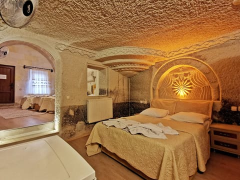 Suite, Hot Tub, Courtyard View (For 5) | Premium bedding, in-room safe, soundproofing, free WiFi