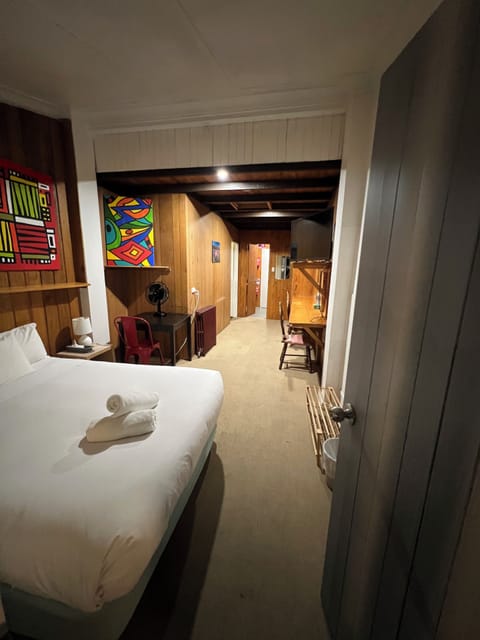 Family Room | Desk, laptop workspace, free WiFi