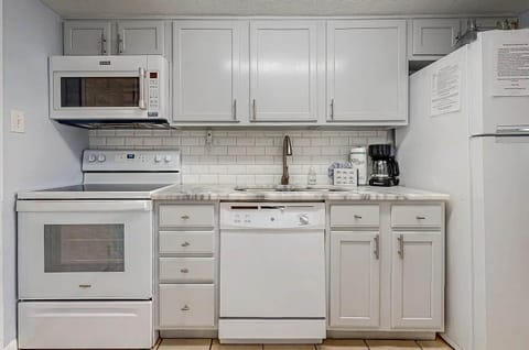 Kitchen Microwave Stove Dishwasher Refrigerator/Freezer