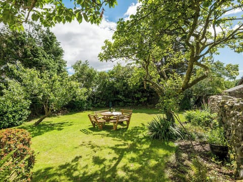 Enclosed, lawned garden | Bridge End Farmhouse - Bridge End Farm Cottages, Boot, near Eskdale