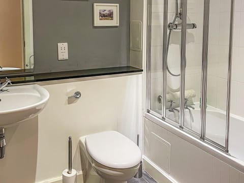 Bathroom | Raven Wing 11 - Kintail Apartment - Highland Club, Fort Augustus