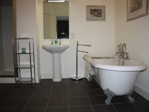 En-suite | Moat House 1 - Highland Club, Fort Augustus