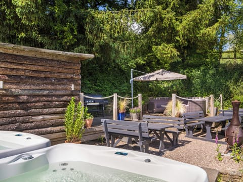 Hot tub | West Anstey Farmhouse - The Retreat, West Anstey