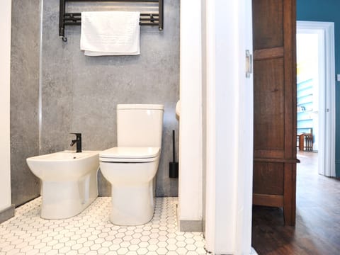 Shower room | Bailey Studio Apartment - Beechurst Apartments, Cheltenham