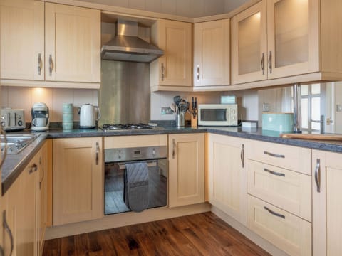 Kitchen | 6 Atlantic Crescent - Mullacott Retreats, Ilfracombe