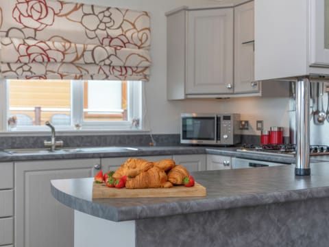 Kitchen | 46 Meadow View - Mullacott Retreats, Ilfracombe