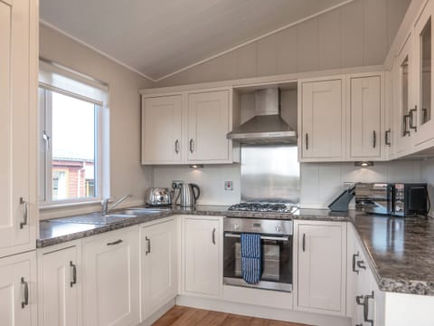 Kitchen | 4 Atlantic Crescent - Mullacott Retreats, Ilfracombe