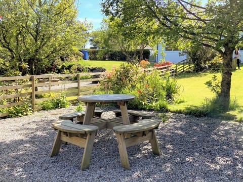 Seating in Garden | Rockpool Cottage - Tramway Cottages, Ellenabeich, Isle of Seil