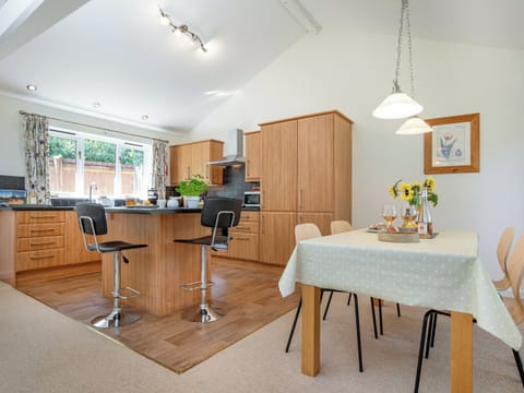 Kitchen/diner | Oaktree Cottage - Little Dunley Cottages, Bovey Tracey