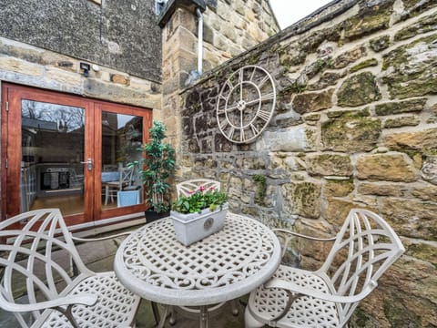 Sitting-out-area | Falstaff House - Alnwick Cottages, Alnwick