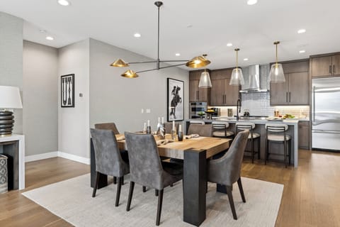 Open-concept dining + kitchen—seat the whole crew at the table, with extra counter seating at the island for easy breakfasts.