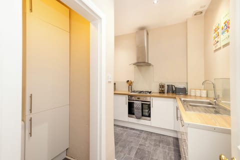 Apartment | Private kitchen | Full-size fridge, oven, stovetop, electric kettle