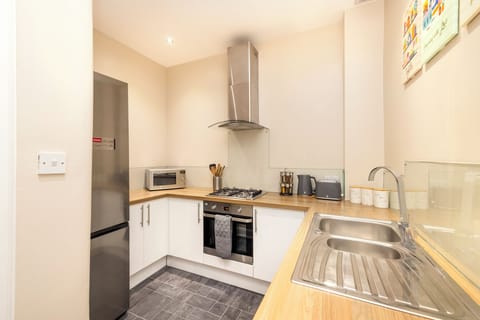 Apartment | Private kitchen | Full-size fridge, oven, stovetop, electric kettle
