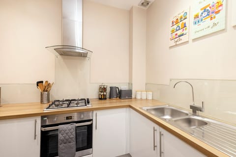 Apartment | Private kitchen | Full-size fridge, oven, stovetop, electric kettle