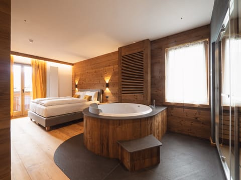 Spa Suite with jacuzzi and sauna | Premium bedding, down comforters, in-room safe, desk