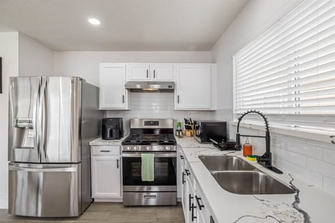 Fully equipped kitchen with high quality granite countertops.