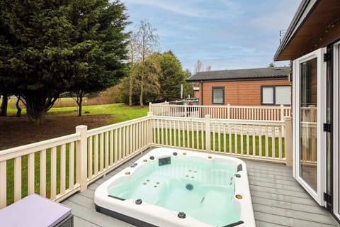 Serenity Lodge, Allerthorpe Golf & Country Park, York - Host & Stay