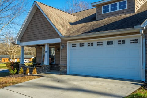 Cozy Cottage With Private Garage