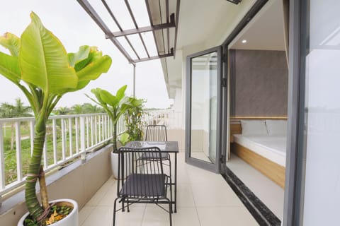 Deluxe Room, Balcony, City View | Outdoor dining