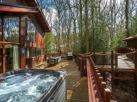 Delamere Forest Golden Oak Treehouse