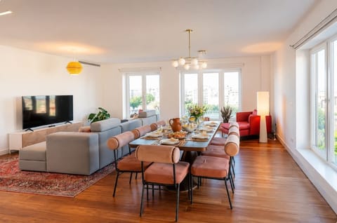 Spacious Living Room and Dinning for Home Cooked Meals and Portuguese Delights