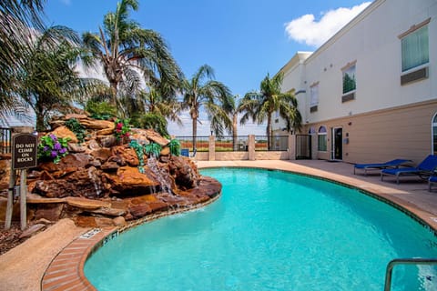 Outdoor pool, sun loungers
