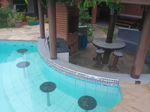 Swim-up bar