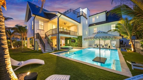 Welcome to Sunset Sunrise! 10 bedrooms, sleeps 23