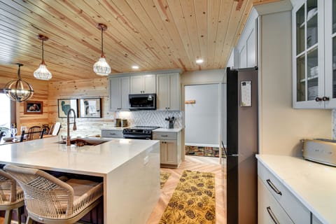 Kitchen | Main Level