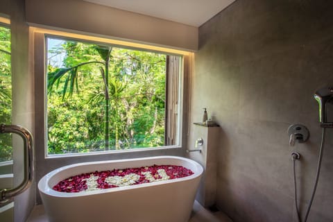 Panoramic Suite (Free Entrance to Bali Zoo) | Bathroom | Separate tub and shower, free toiletries, hair dryer, slippers
