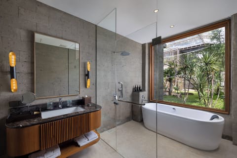 Family Suite Aviary (Unlimited Access To Bali Zoo) | Bathroom | Separate tub and shower, free toiletries, hair dryer, slippers