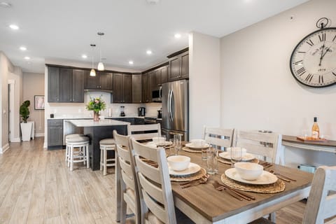 Dining area. Seats 6.