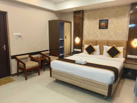 Hypo-allergenic bedding, desk, free WiFi, bed sheets
