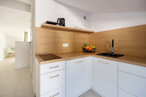 Exclusive Studio Suite, Sea View | Private kitchen