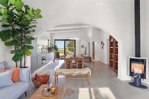 Deluxe Villa, 3 Bedrooms, Beachfront | Dining