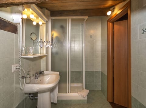 Double Room Single Use, 1 Double Bed | Bathroom | Shower, free toiletries, hair dryer, bidet