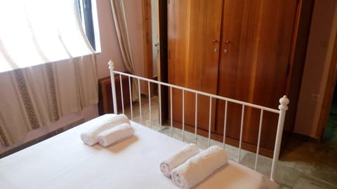 Desk, free cribs/infant beds, free WiFi