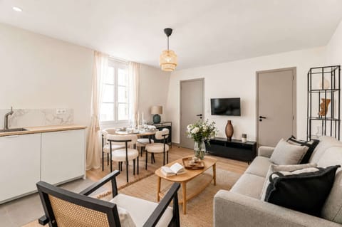 Cozy living room setup with a flat-screen TV and complimentary Wi-Fi for entertainment and connectivity.