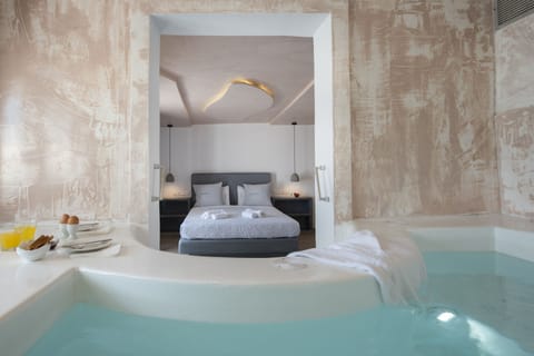 Deluxe Room, Hot Tub (Caldera View) | In-room safe, laptop workspace, iron/ironing board