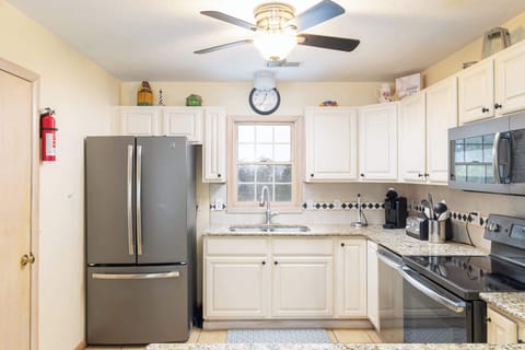 Fully Equipped Kitchen w/ Refrigerator, Dishwasher, Stove, Oven, Microwave, Toaster, and Cooking Utensils