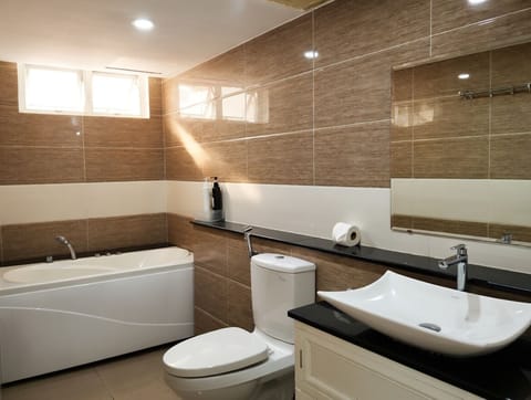 Indoor spa tub