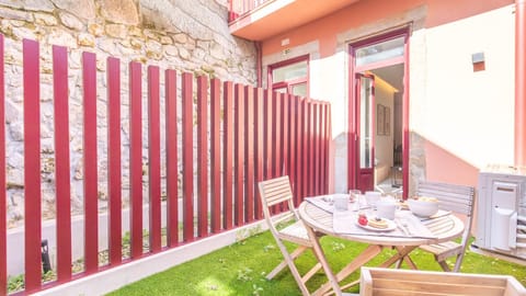 Private patio with outdoor furniture, perfect for enjoying breakfast or relaxing outdoors after a day exploring Porto.
#Porto #PrivatePatio #OutdoorDining #CityBreak #HistoricPorto #AirbnbPorto