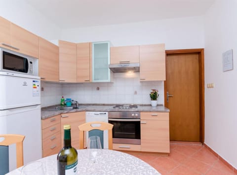 Apartment (Two bedroom Apartment A2) | Private kitchen